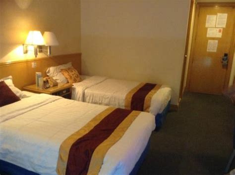 ALOHA HOTEL $28 ($̶4̶7̶) .